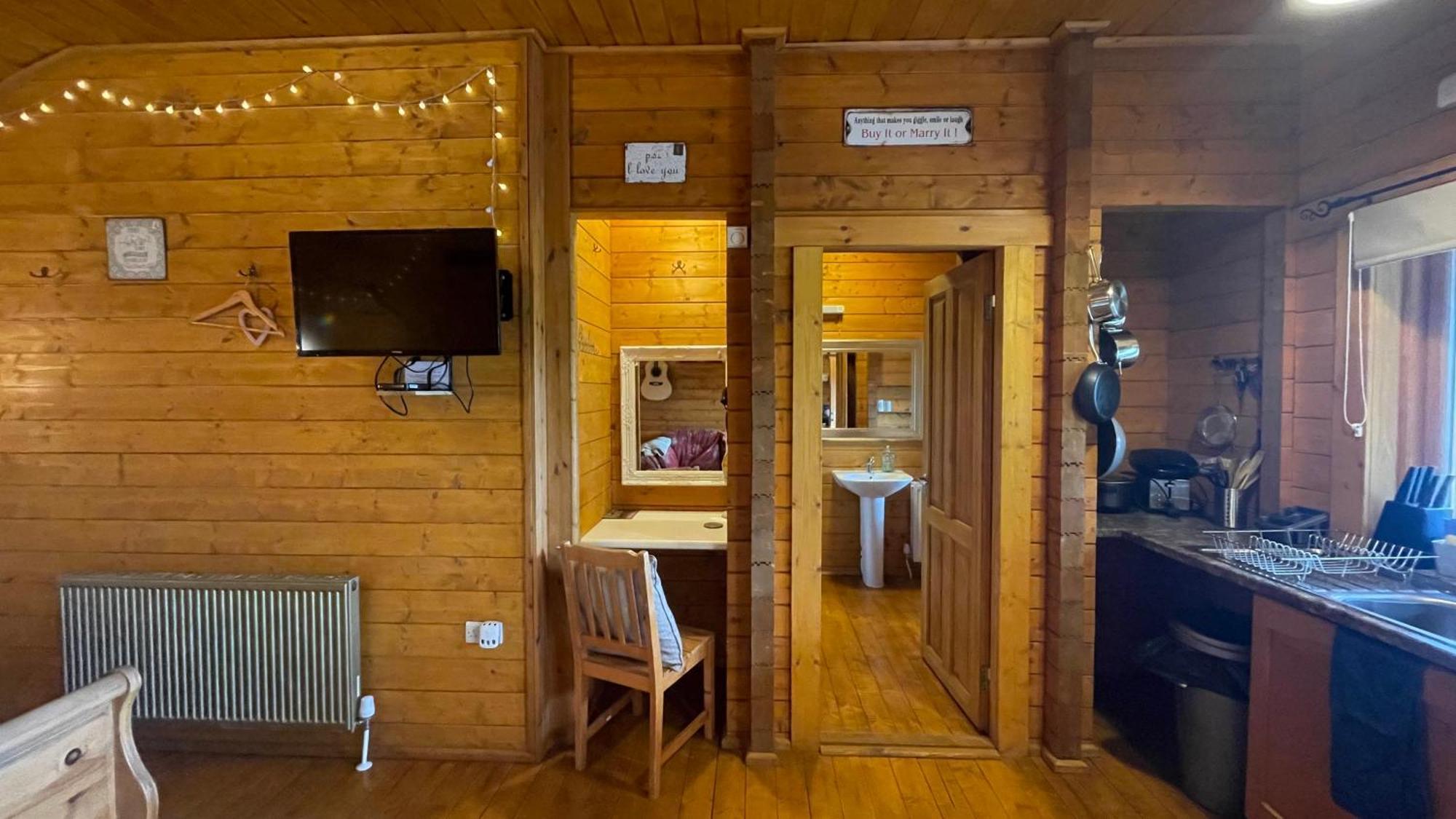 Blossom Cabin - Little Log Cabin In Wales Newtown  Zewnętrze zdjęcie